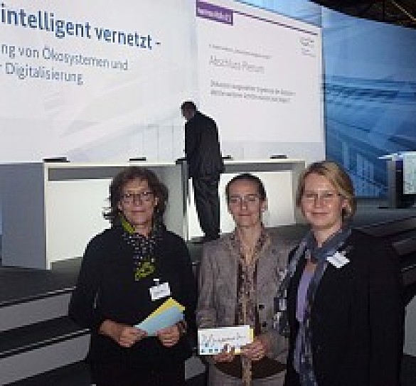 Vertreterinnen der Erprobungsräume Rhein-Neckar, Rheinland und Nordwest beim IT-Gipfel 2015 in Berlin (v.l.n.r. Tigges, Krins, Brockmann) Vertreterinnen der Erprobungsräume Rhein-Neckar, Rheinland und Nordwest beim IT-Gipfel 2015 in Berlin (v.l.n.r. Tigges, Krins, Brockmann)