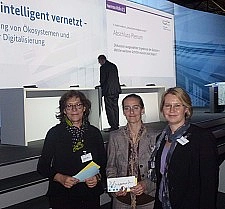 Vertreterinnen der Erprobungsräume Rhein-Neckar, Rheinland und Nordwest beim IT-Gipfel 2015 in Berlin (v.l.n.r. Tigges, Krins, Brockmann) Vertreterinnen der Erprobungsräume Rhein-Neckar, Rheinland und Nordwest beim IT-Gipfel 2015 in Berlin (v.l.n.r. Tigges, Krins, Brockmann)