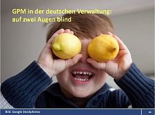 Bild: Ein Kind hält sich je eine Zitrone vor die Augen. Text: GPM in der deutschen Verwalltung: auf zwei Augen blind